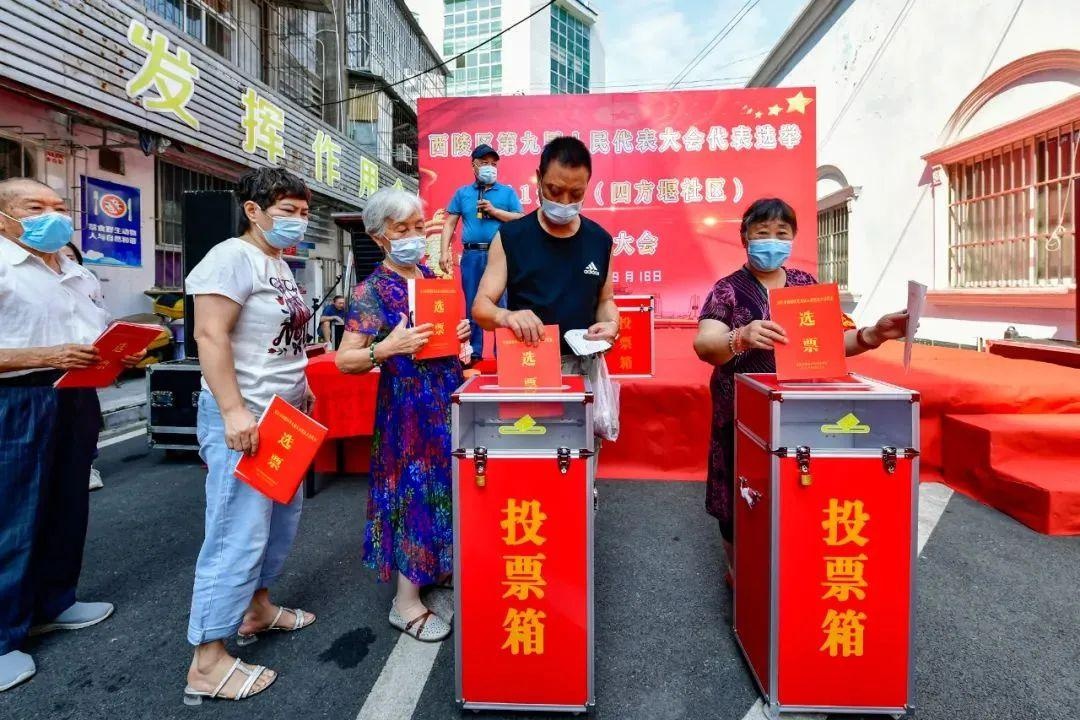 77岁选民郑克莲郑重地填好选票,投放至投票箱中