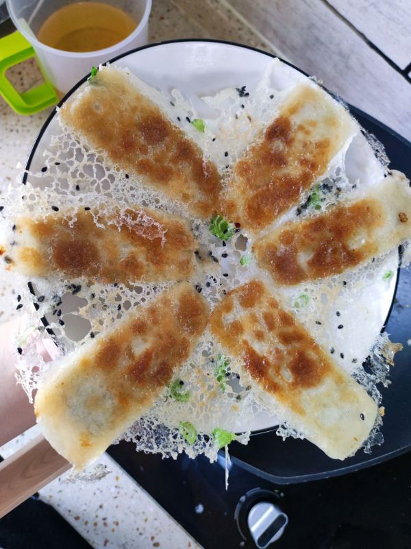 学会在家做家庭版冰花锅贴,再也不用出门买了