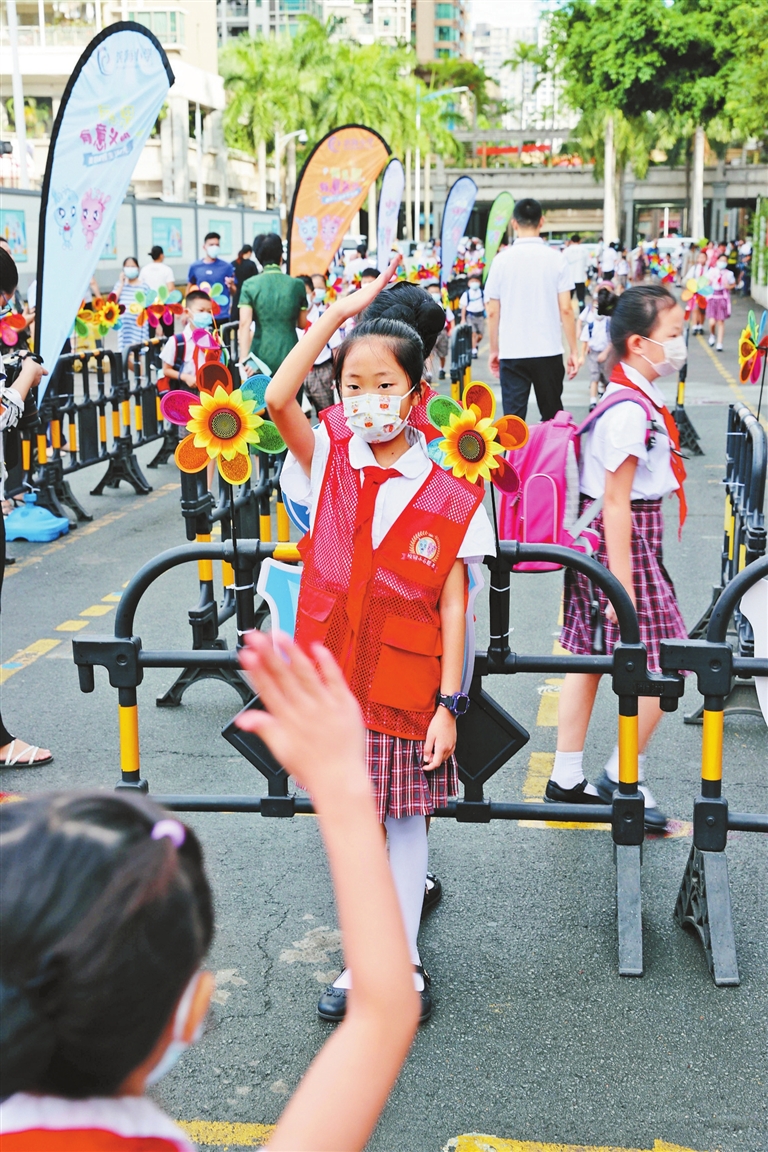 宝安区在滨海小学举行"扣好人生第一粒扣子"主题教育活动暨滨海小学