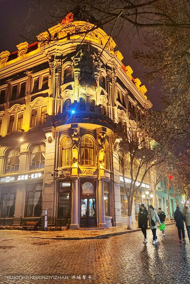 今晚雪雨中的哈尔滨中央大街