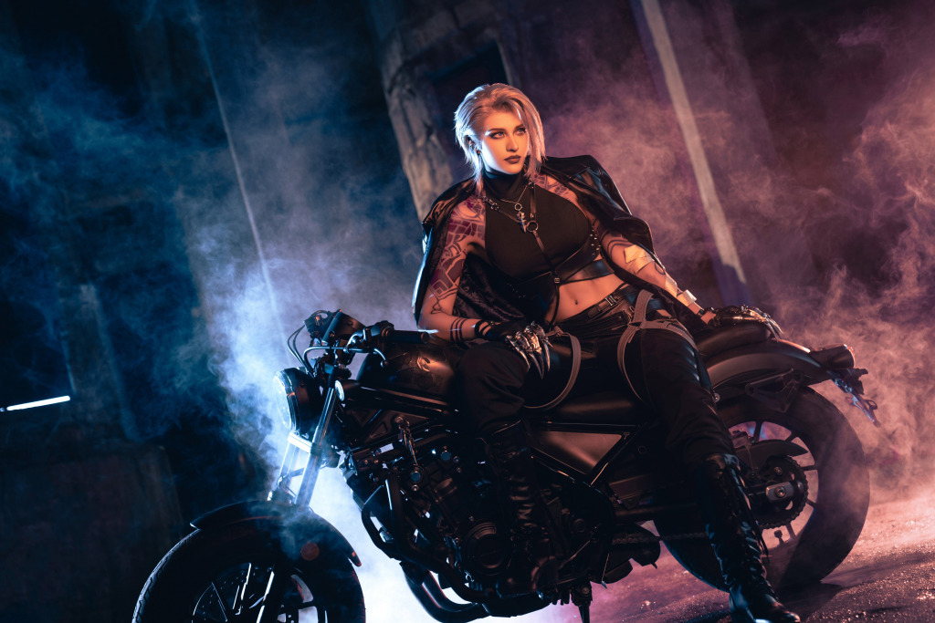 卡琳娜cos的帅气大佬,浓妆骑摩托超飒,视频截图比精修还要好看