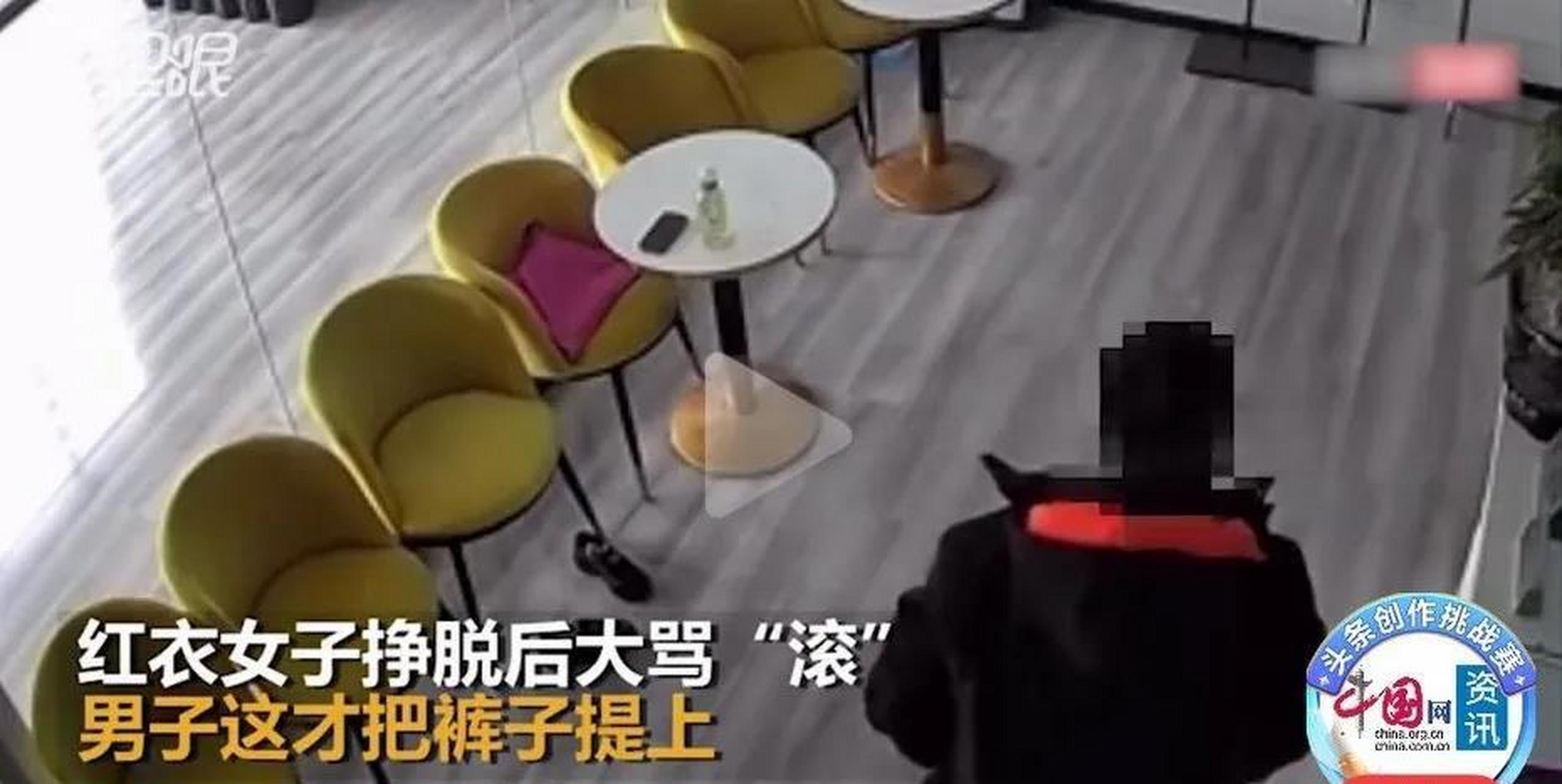 男子店里脱裤子拉住女子头发让其观看,后强行搂抱路过女子 中国网资讯