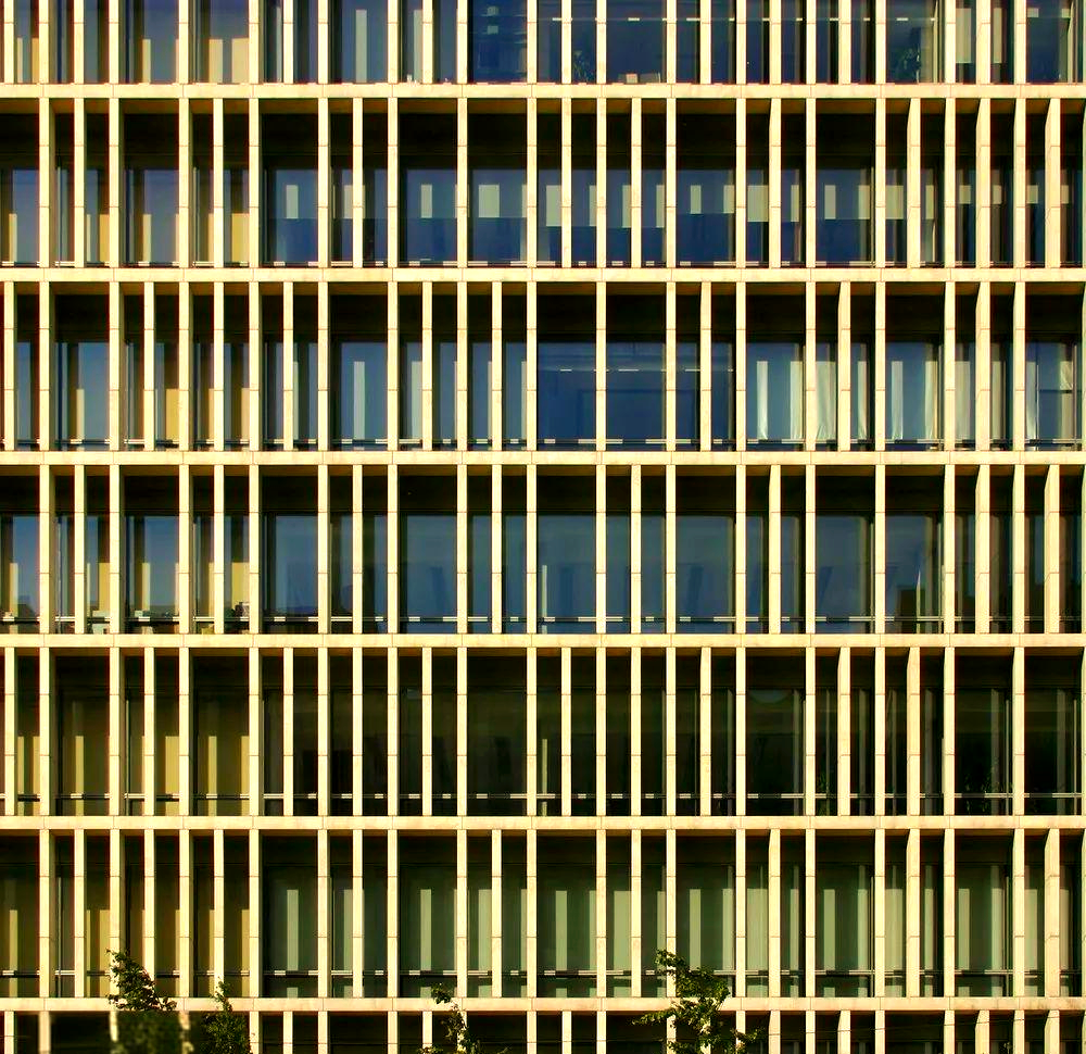 北京新保利大厦,其西向和南向的格栅形式幕墙与建筑主体完美融合,呈现