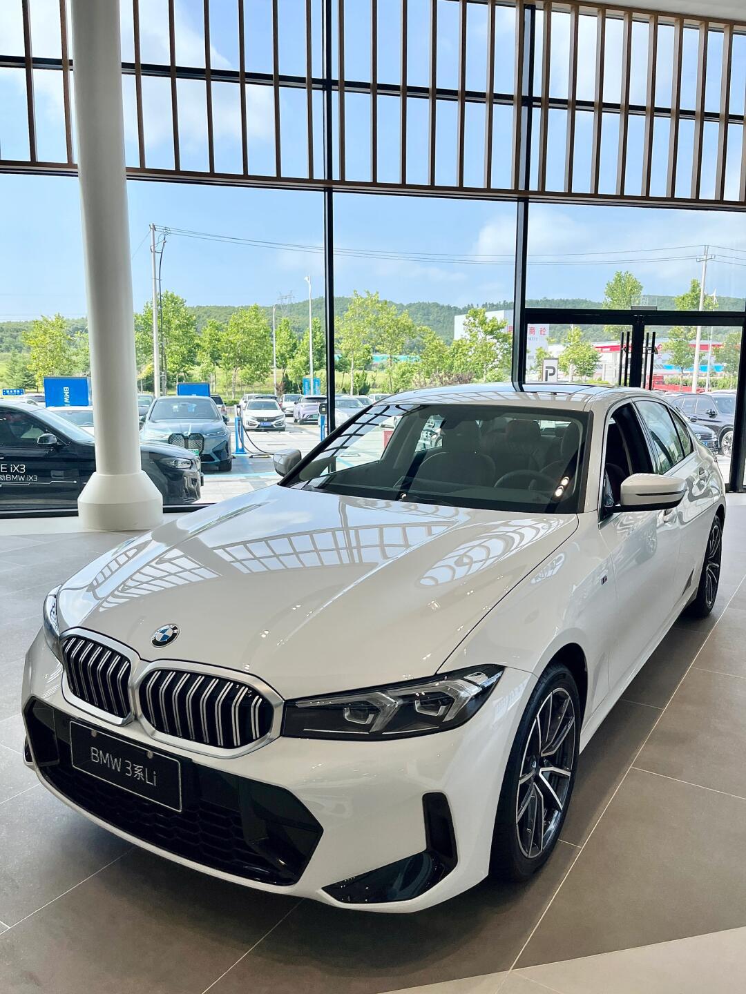 宝马3系发动机抖动大正常吗