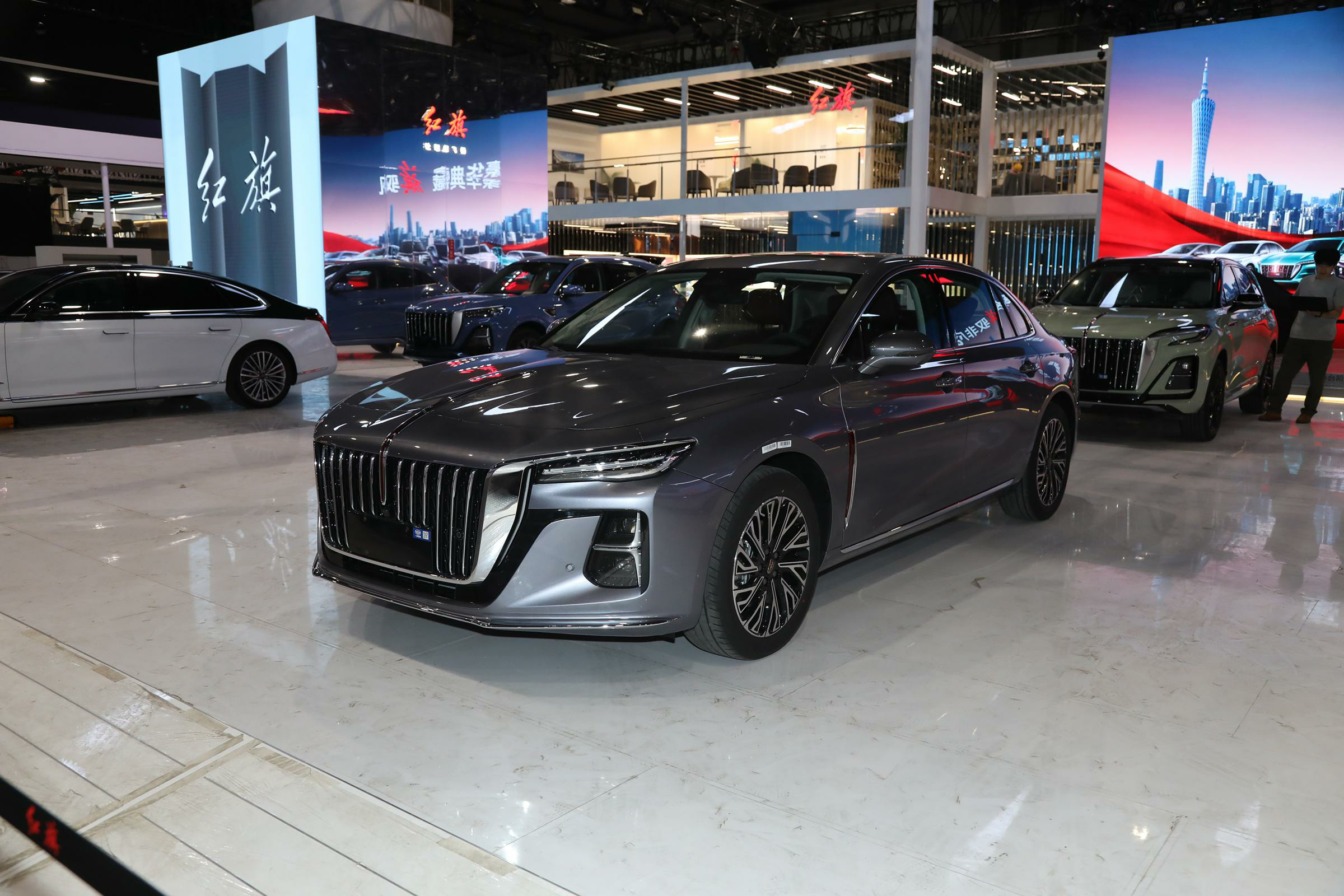 15.98万元起,轴距2米92,人送外号"小红旗h9",评测新款红旗h5