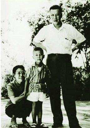 比肩霍英东,何鸿燊在他面前也只是小弟,澳门王何贤到底什么来头