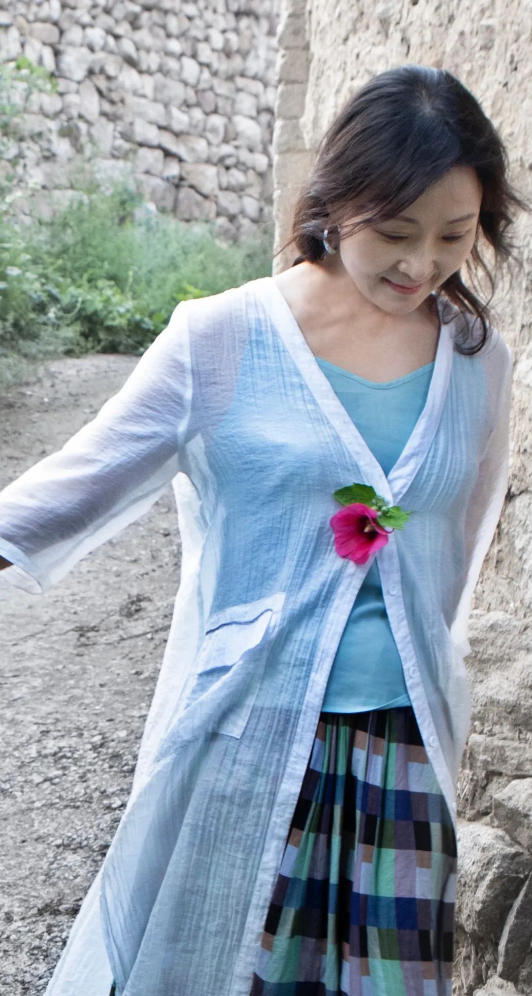 饭后,梅姑姑边洗碗,边与妈妈继续聊她们之间永远没有尽头的天.