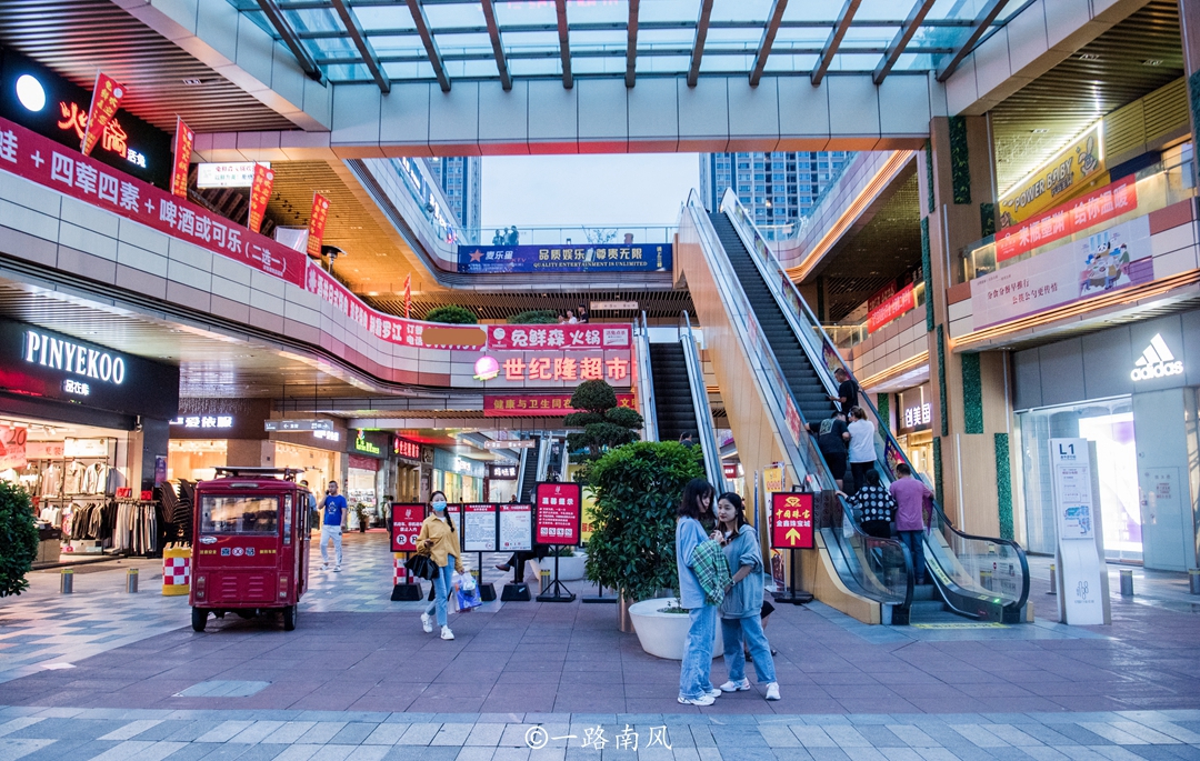 德阳,虽然只是座四线城市,商业街的气质却媲美北上广深成熟商圈