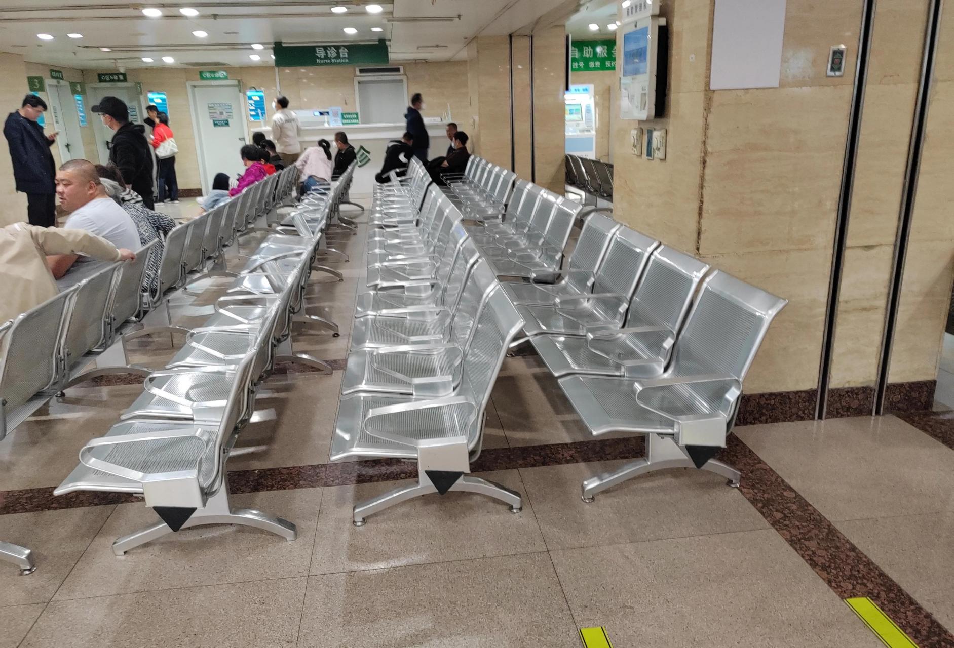 沈阳医大一院座椅拔拔凉啊!让患者坐这拔拔凉椅子合适吗?