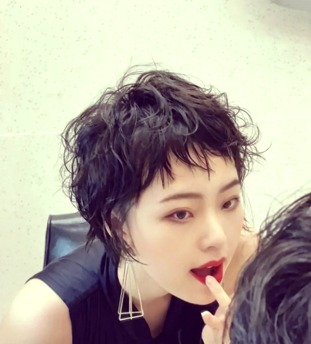 女士短发束状纹理烫:时尚与活力的完美结合