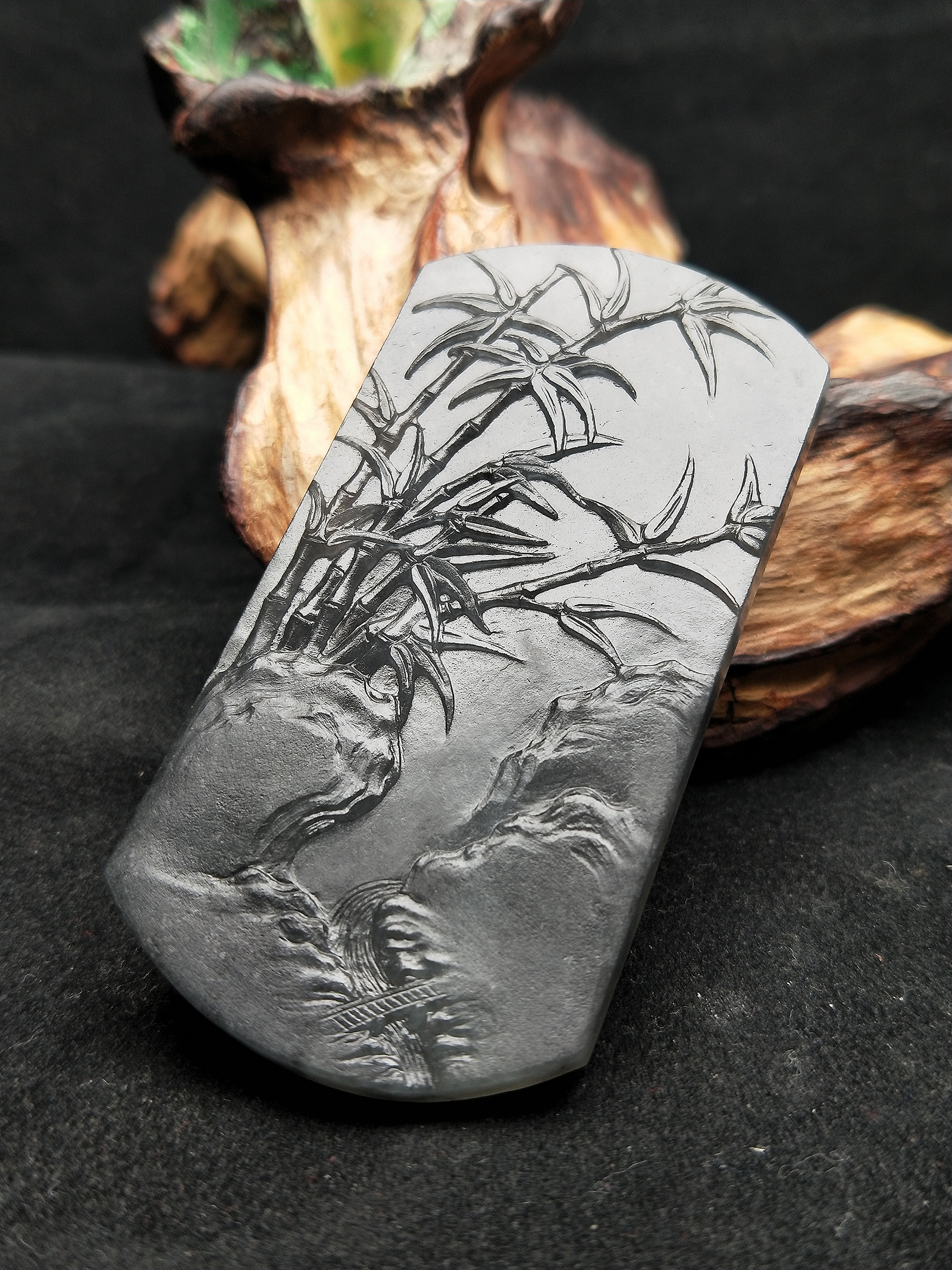 翡翠雕刻玛瑙底冰乌鸡山水牌