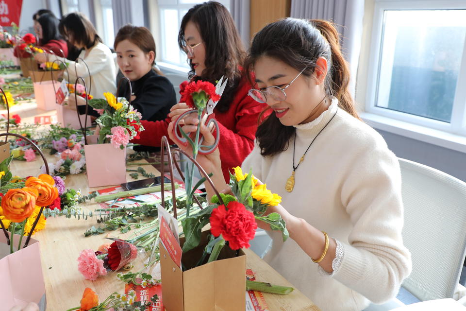 阳信县劳店镇举办"魅力巾帼·花漾芳华"主题插花活动