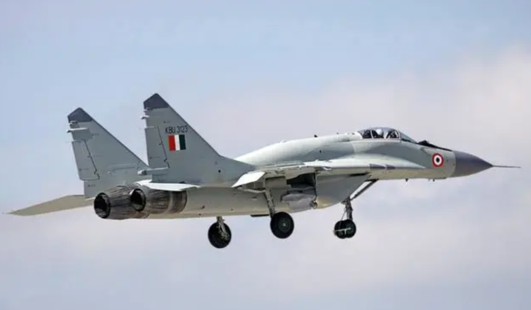 俄罗斯如何整印度?1元卖给印度一艘航母,9年间狂宰30亿