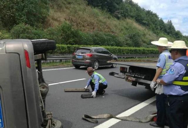 高速上遇前车急刹车,是选择让还是撞?选错后悔莫及!