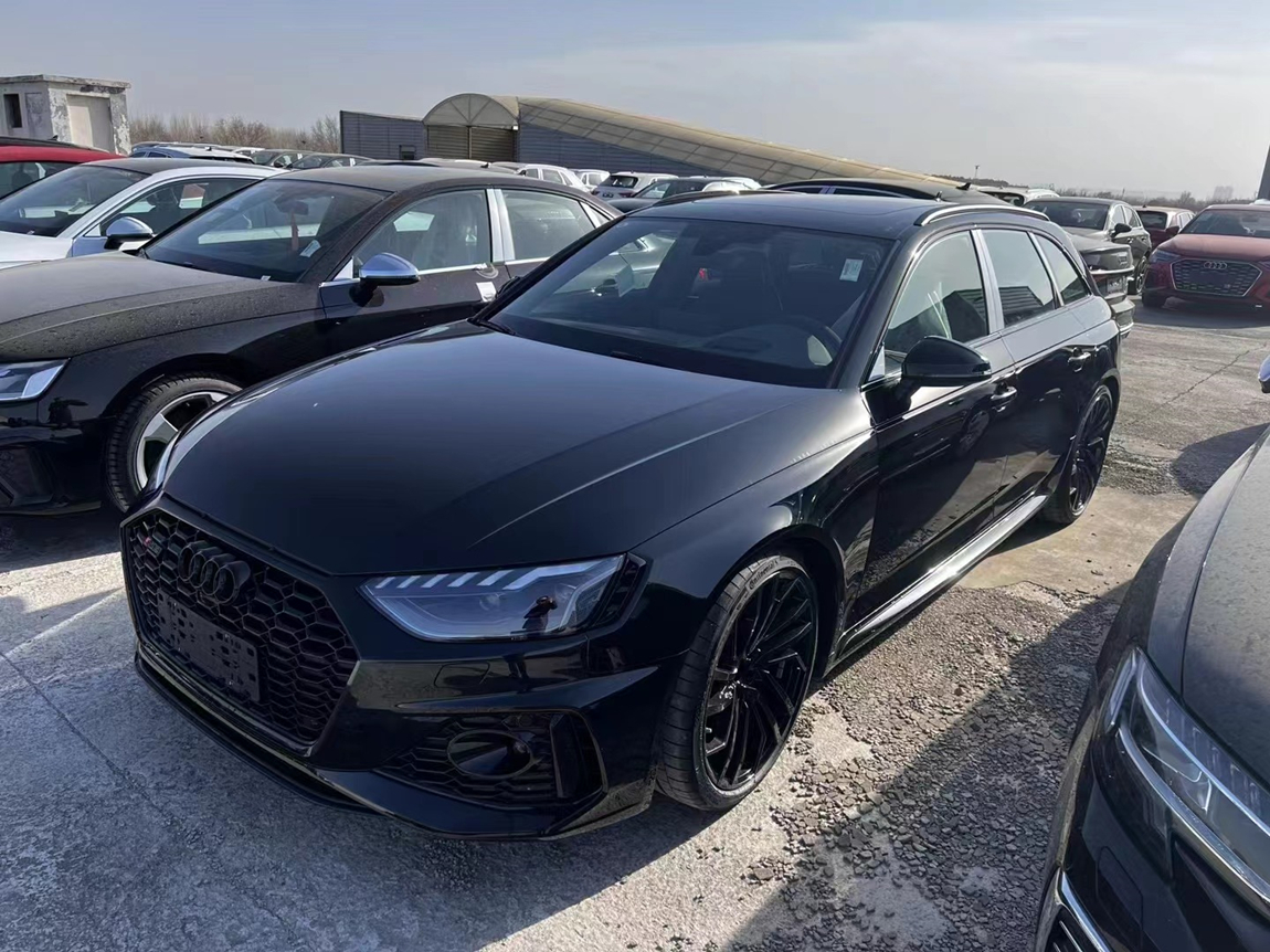 90万级奥迪高性能旅行车rs4到店,配2.9t 全时四驱,输出450马力