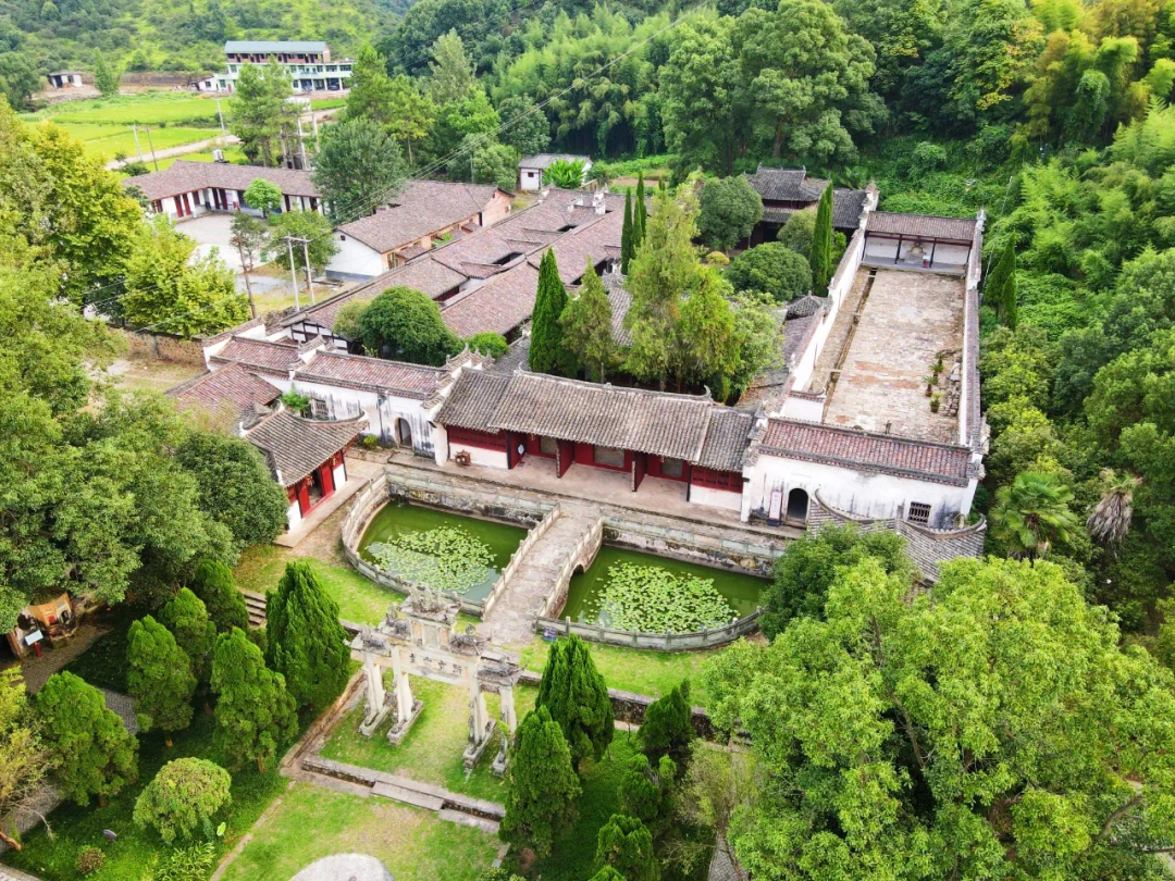 字或生肖属鸡的女性游客当天享受通票免票的优惠含11个景区:江湾,李坑