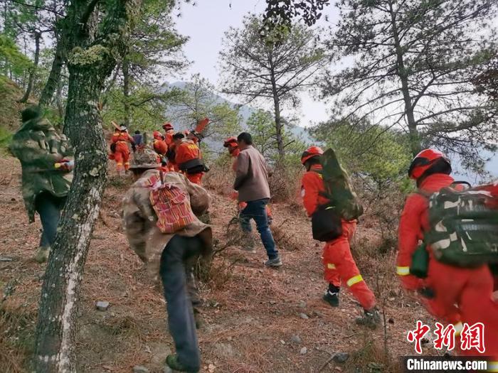 四川九龙县三岩龙乡柏林村境内发生森林火灾