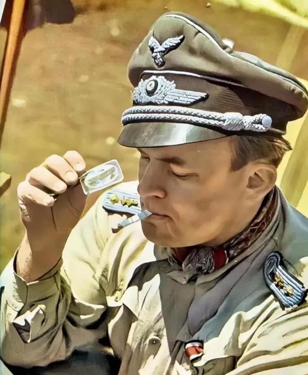 二战期间在北非的一名德国军官身穿热带棕褐色制服,抽着烟.