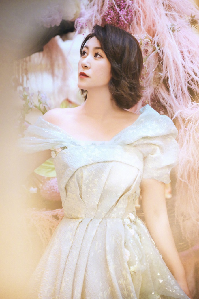 马丽微博晒九宫格美照庆生:祝我们都快乐享受当下,积极拥抱未来