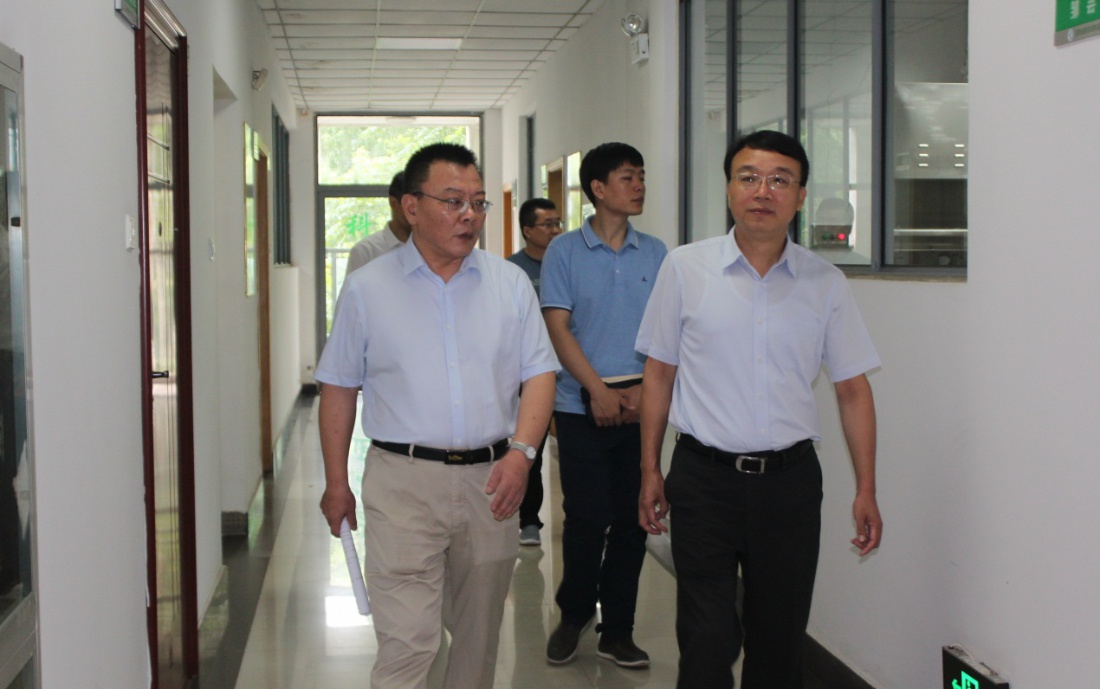 黄伟忠到省兽药饲料监察所调研指导工作