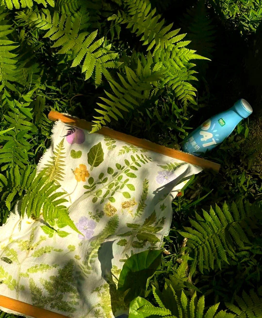 探索捶草印花:一种浪漫的植物染色技艺