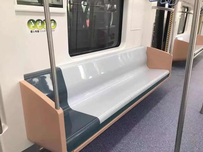 15号线 15号线的座椅极具时尚感,金色玻璃钢座椅令整个列车看
