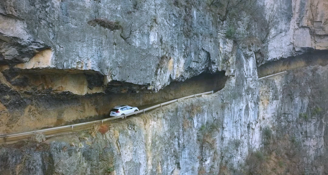贵州大山中的悬崖挂壁公路:挑战与美景并存,众多女司机被吓哭