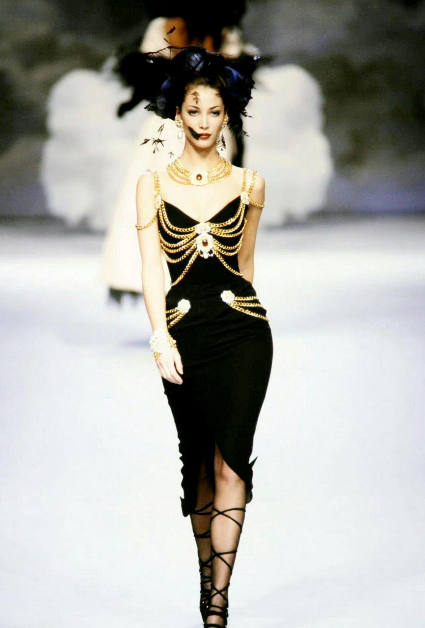 很喜欢香奈儿经典黑裙的造型.