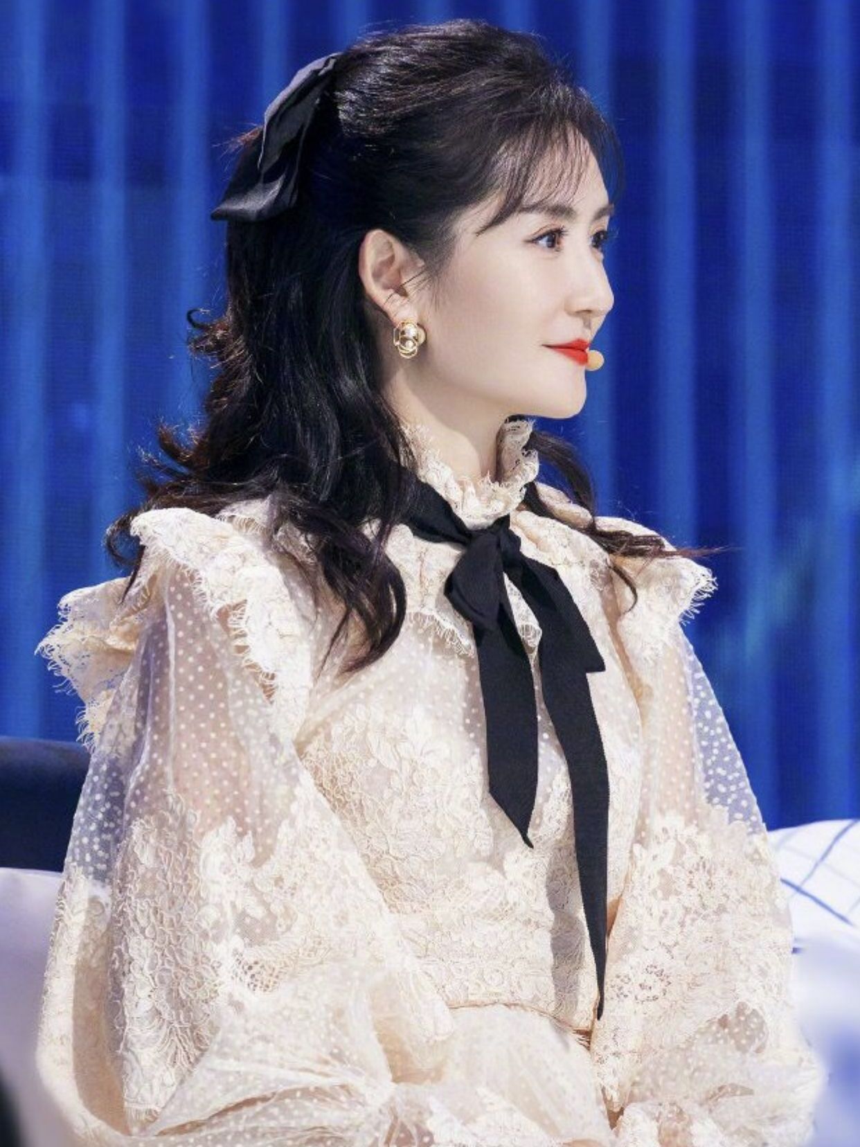 谢娜越来越有少女感,把普通连衣裙穿成"洛丽塔",可爱又俏皮