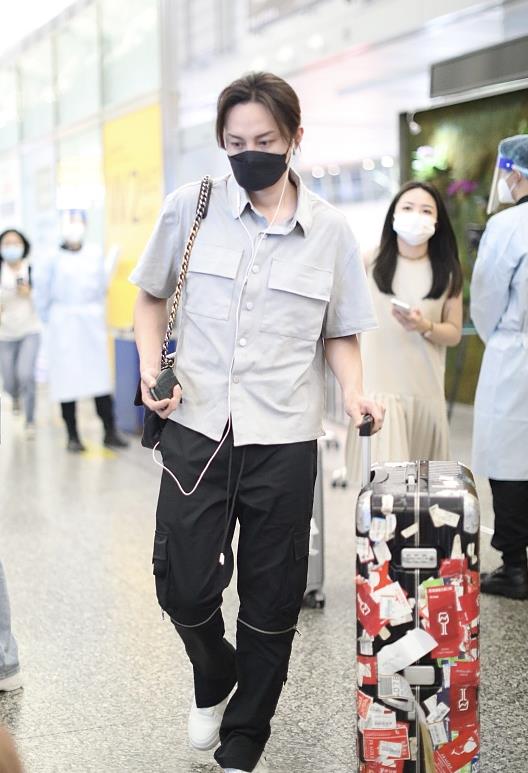 尹正要走"女性路线"?梳丸子头留八字刘海但不娘,配了衬衫刚好