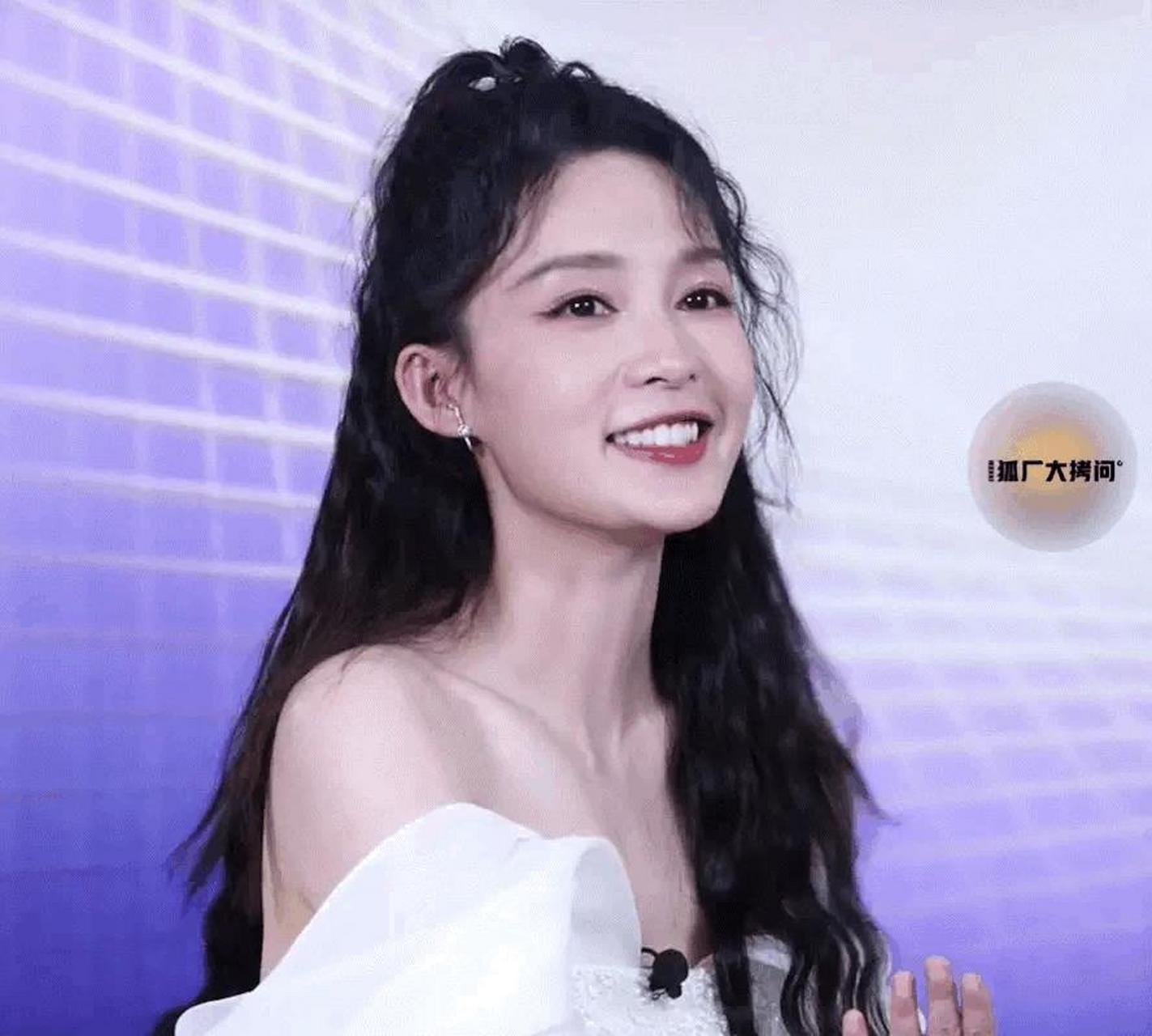 李沁赵露思同框比美,都穿着漏肩白色长裙,你更喜欢哪一个?
