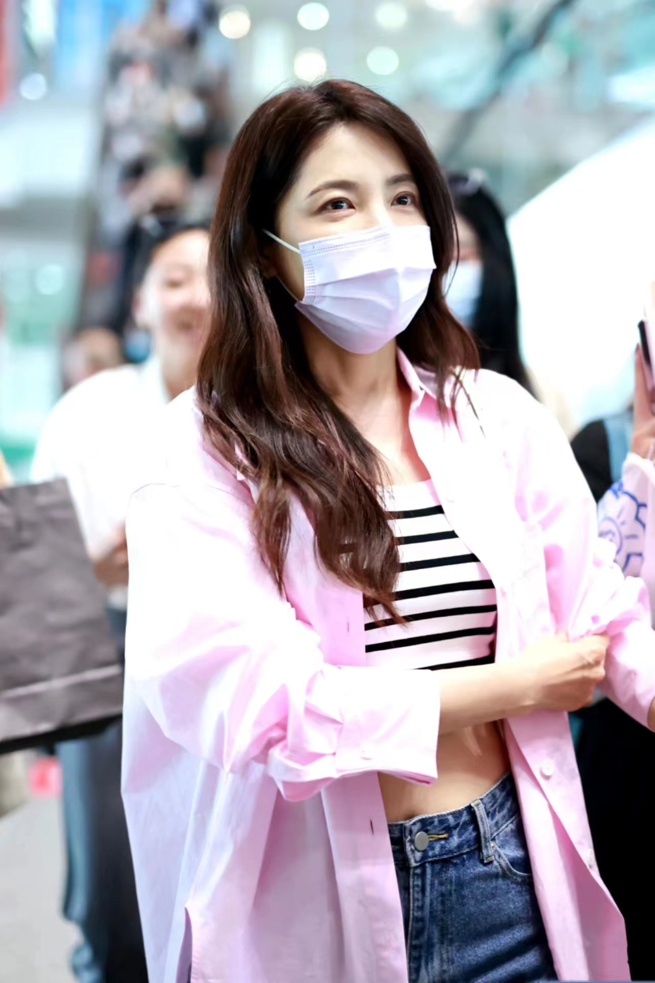 曾黎现身机场,条纹露脐背心搭粉色衬衫,休闲时尚又减龄!