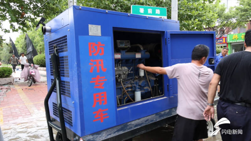 临邑:短时强降雨致道路积水 市政部门加大巡查力度紧急排水