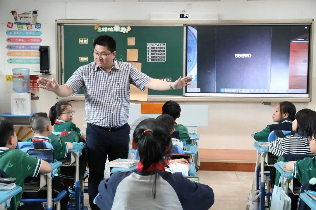 "百位名师进课堂"首场活动走进百丈镇中心小学