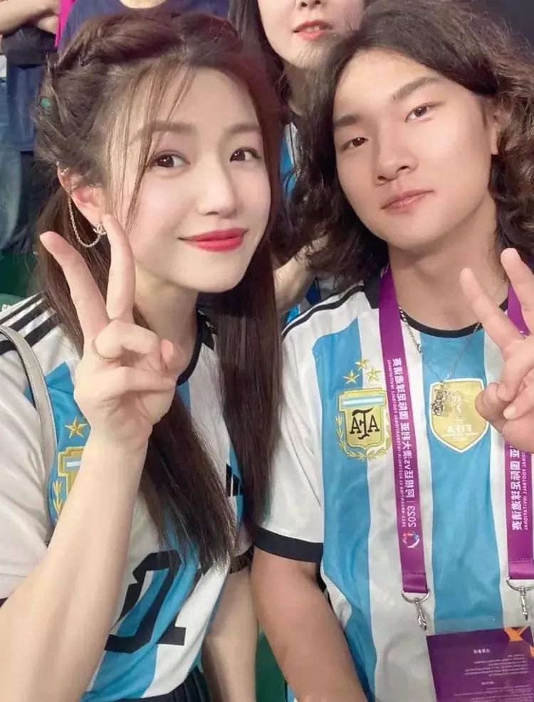 陈妍希带娃看梅西比赛,儿子陈睦辰曝光高清照,比陈晓更帅