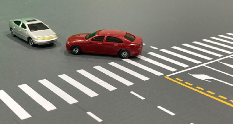 十字路口直行车辆是否让右侧直行