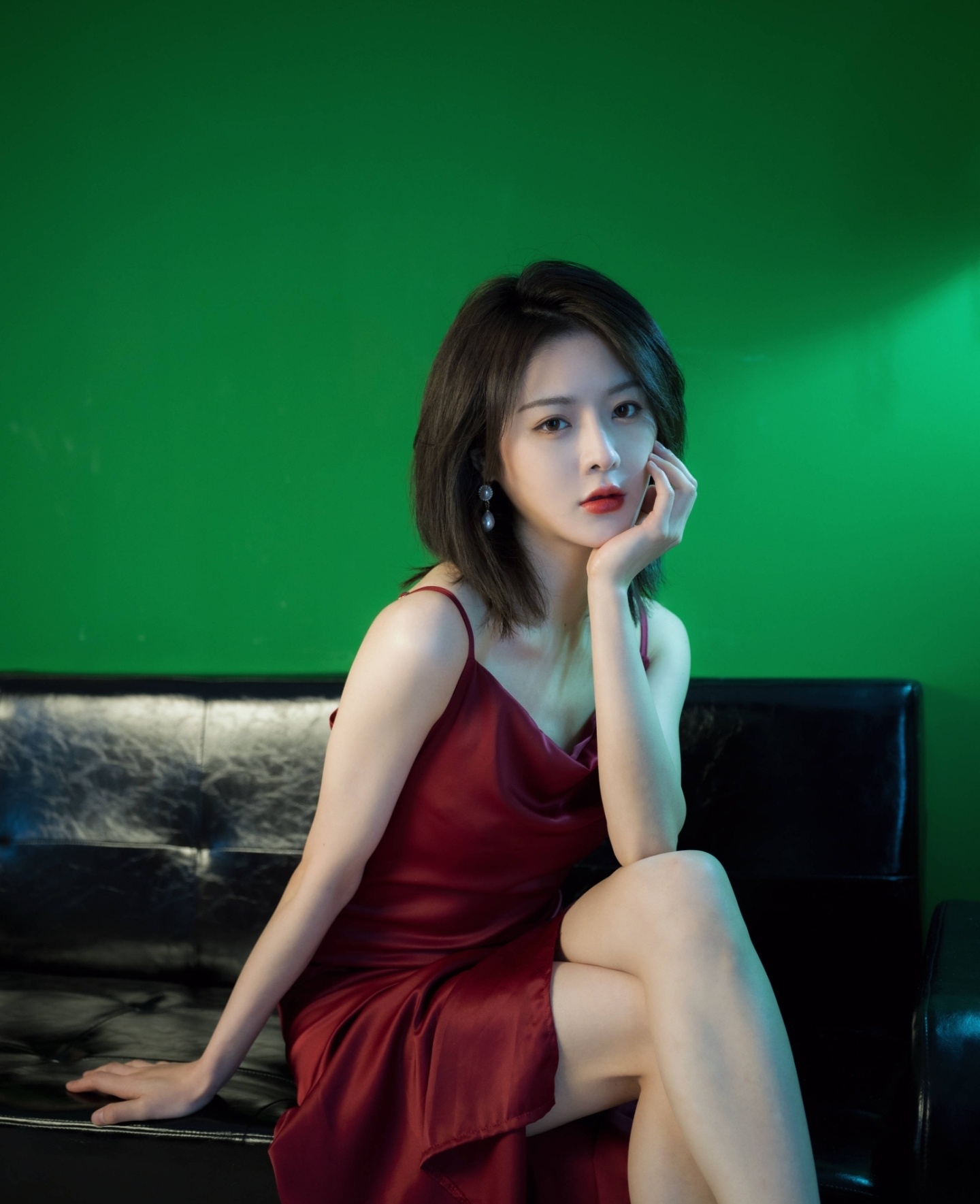 明星写真:莫寒红色吊带抹胸长裙时尚摄影,率性短发精致小女人