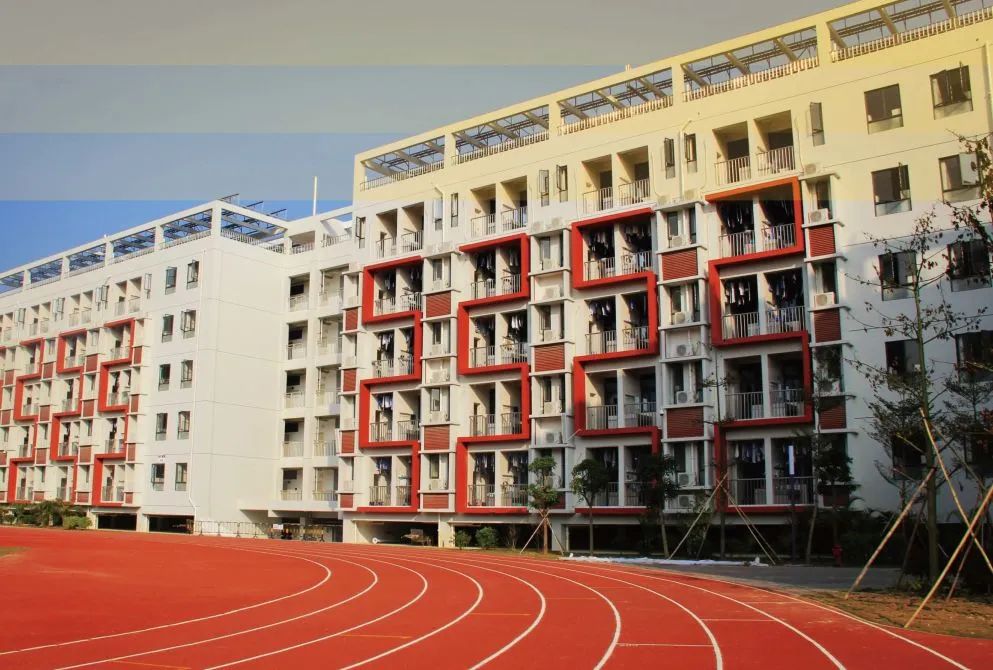 盐田高级中学与你约定4月8日深晚中招展