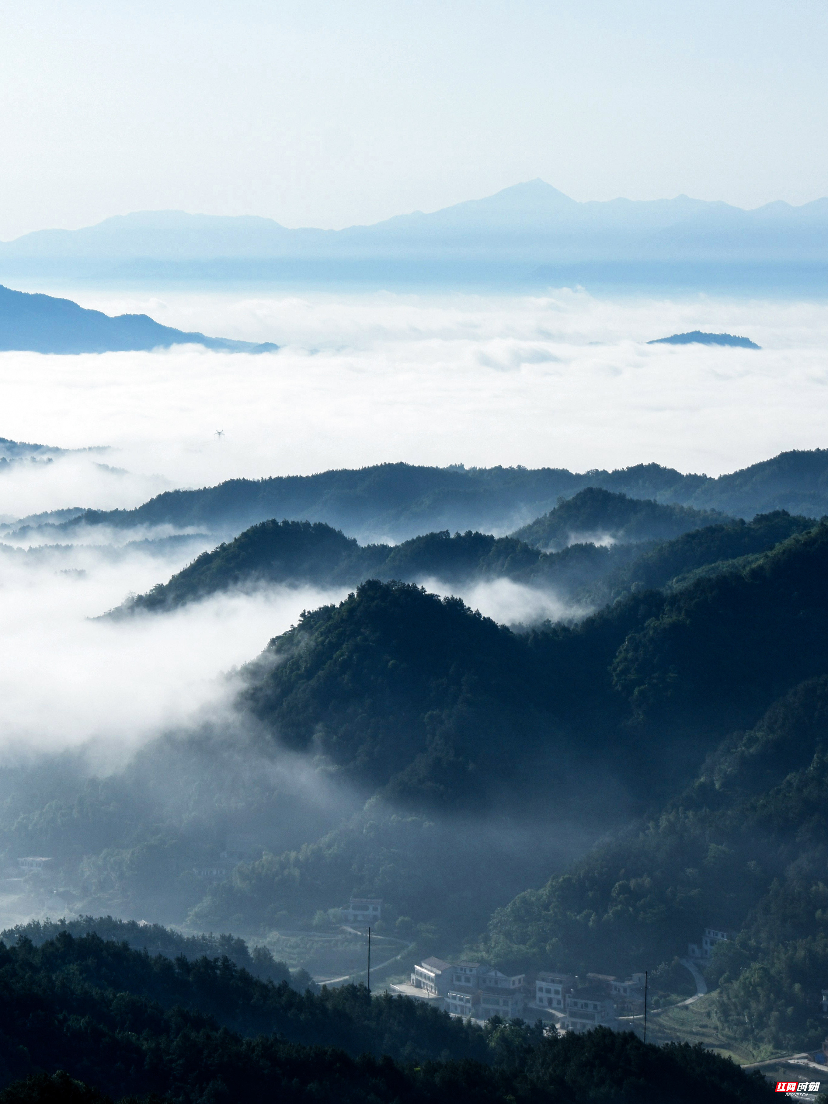 双峰:雨后云雾绕山川 好一幅中国"水墨画"