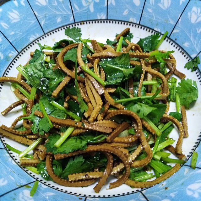 香菜拌豆腐丝,简单快手,爽口开胃的凉拌小菜