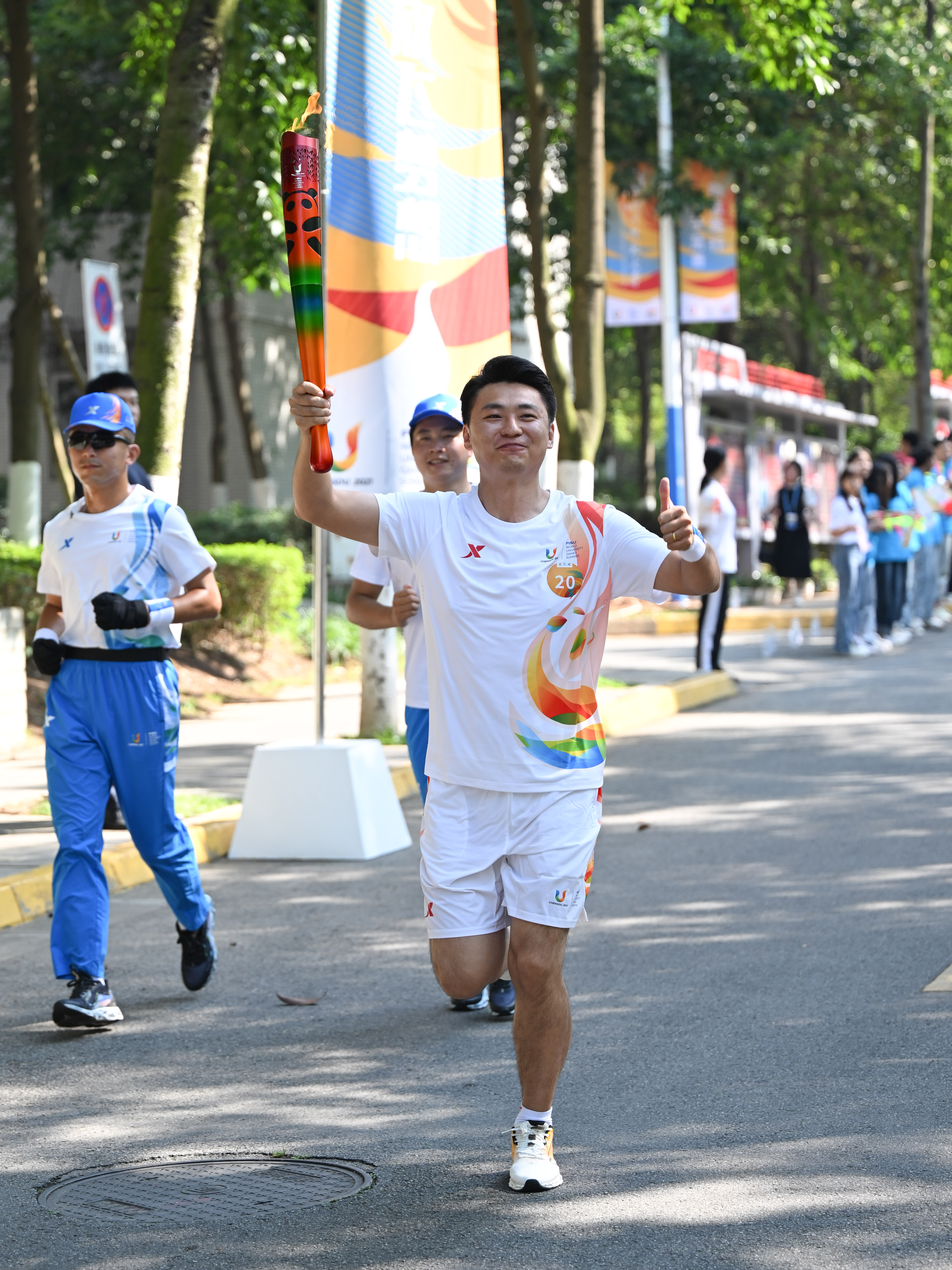 成都大运会火炬在四川师范大学(成龙校区)传递