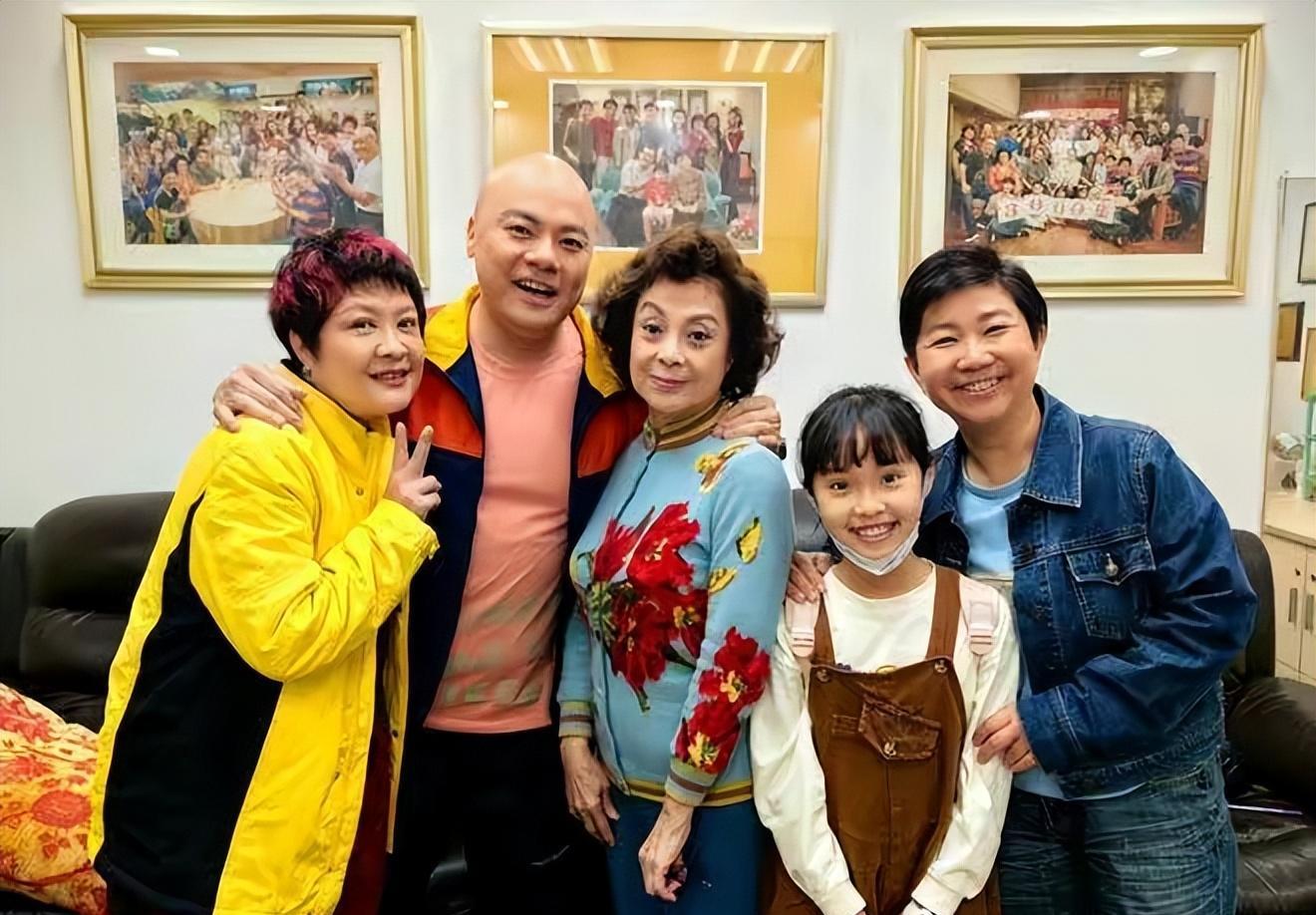 81岁的卢秋萍,戏里与卢海鹏阴阳相隔,现实的丈夫是一名成功商人