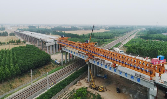 「竞赛风采」高东高速跨邯济铁路大桥主桥主跨t梁顺利架设完成