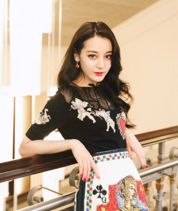 参观迪丽热巴的豪宅,光看外观像是来自未来的房子,活得像个公主