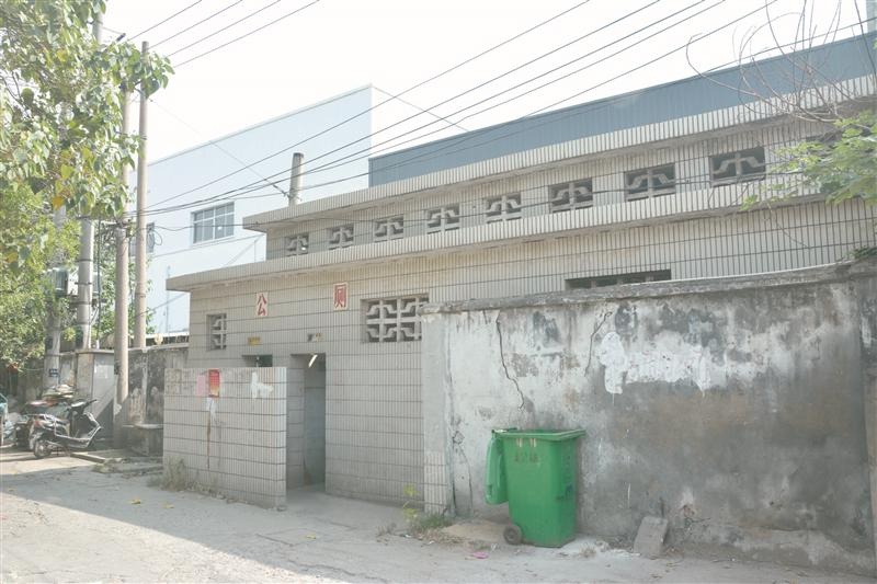 社企共建办实事,老旧公厕换新颜