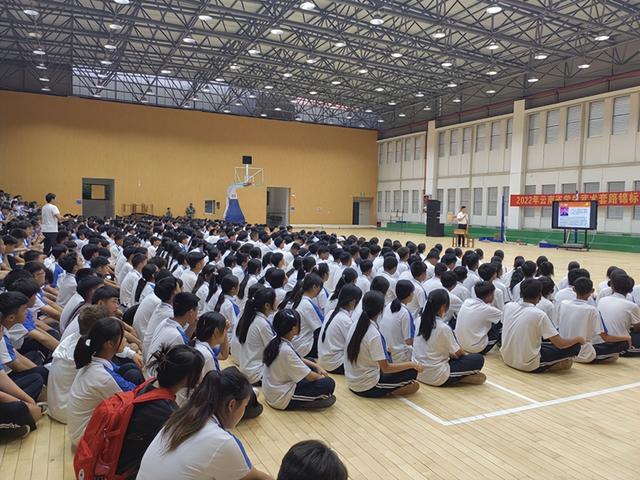 汶川地震空降兵15勇士之一李亚军走进校园开展国防教育