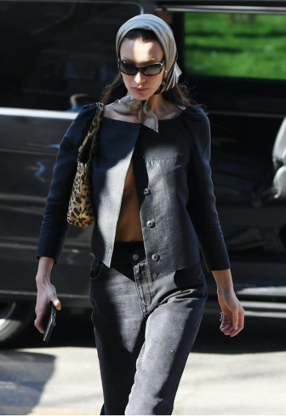 超模贝拉的复古穿搭,让人梦回千禧年代,说是老友记剧透我也信!