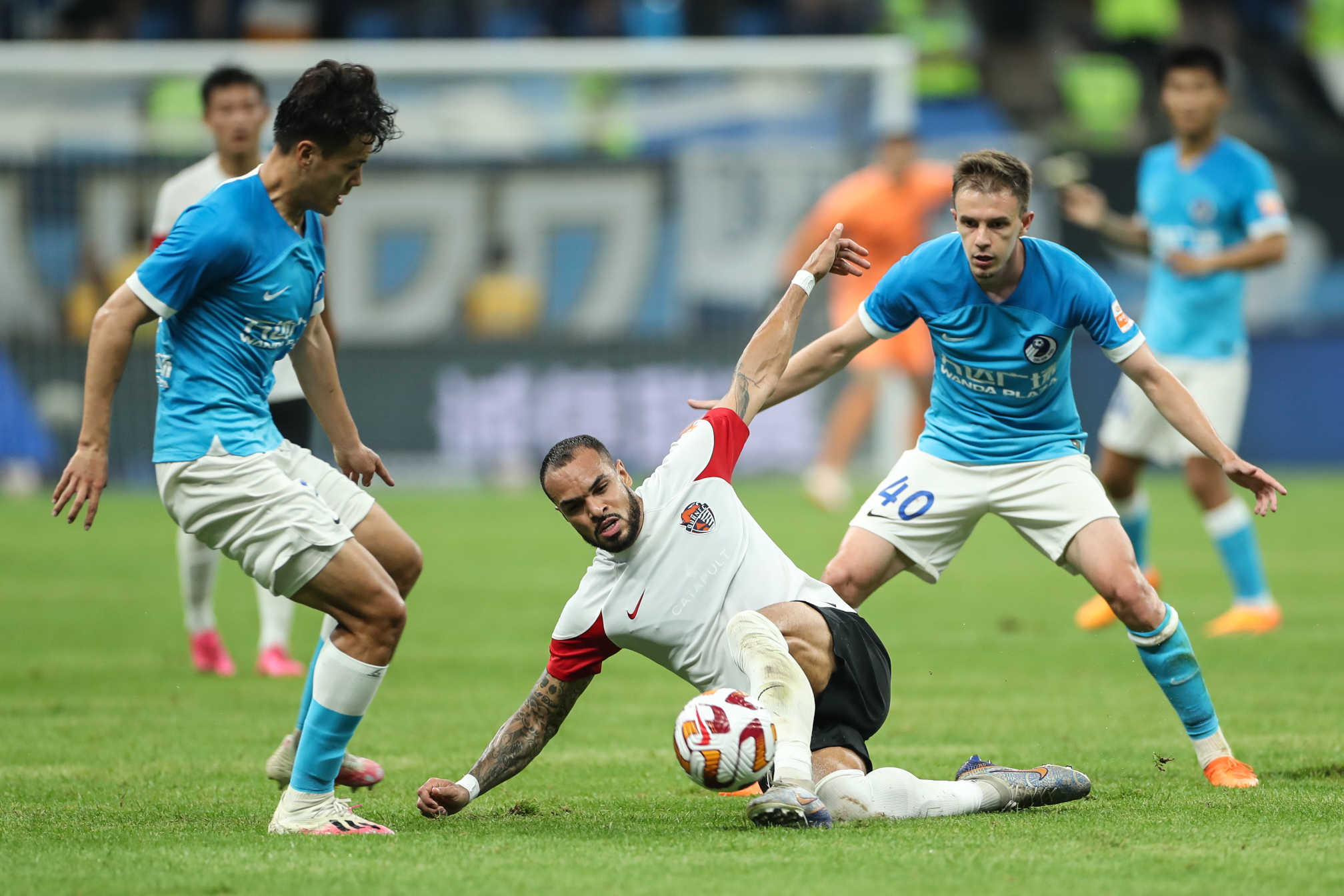 足球——中超:大连人对阵青岛海牛