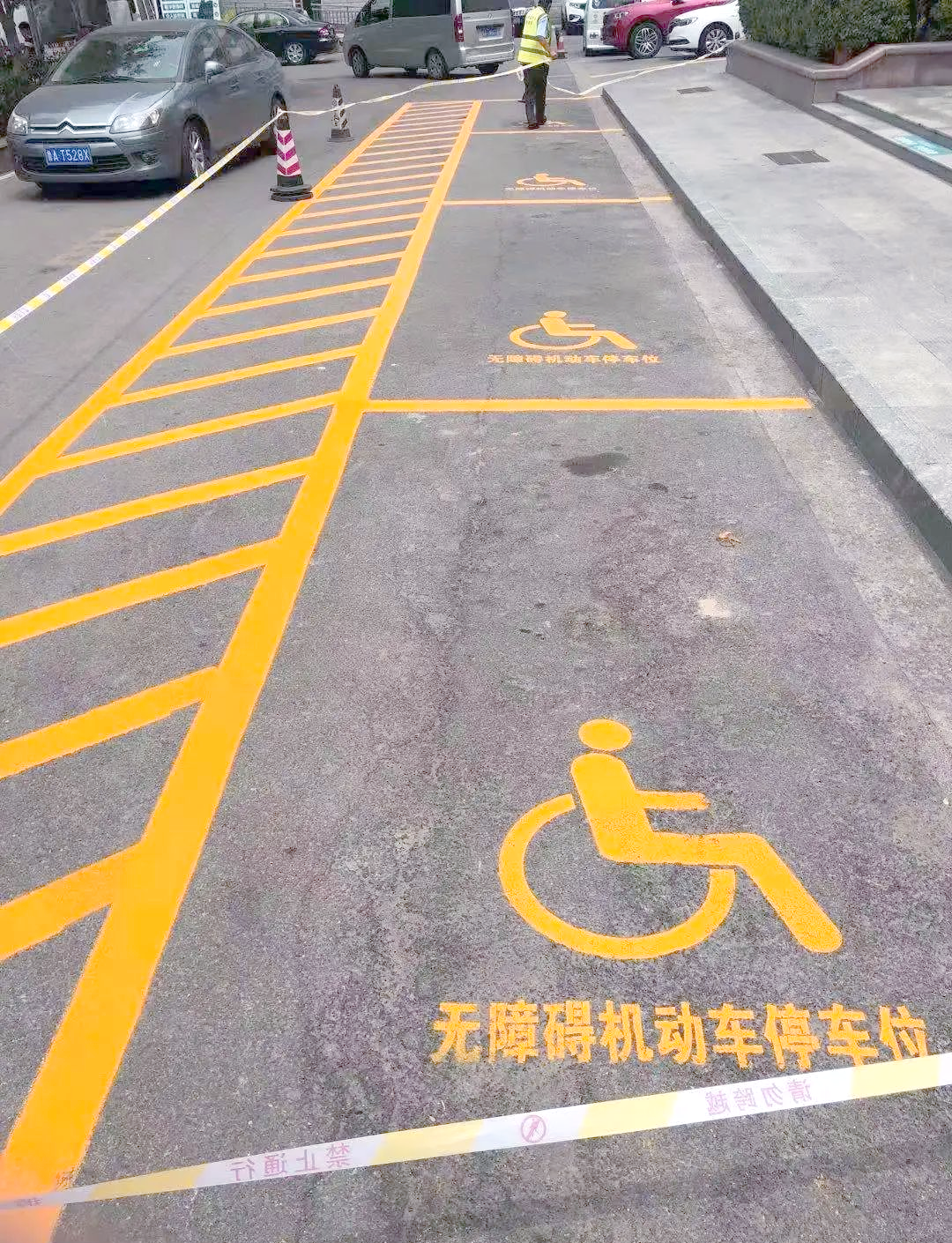 济南市第五人民医院增设无障碍停车位,推进文明城市创建