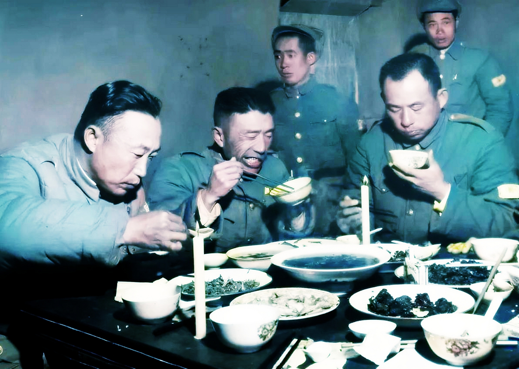 这是1948年,淮海战役中,几位国军将领吃饭的老照片.